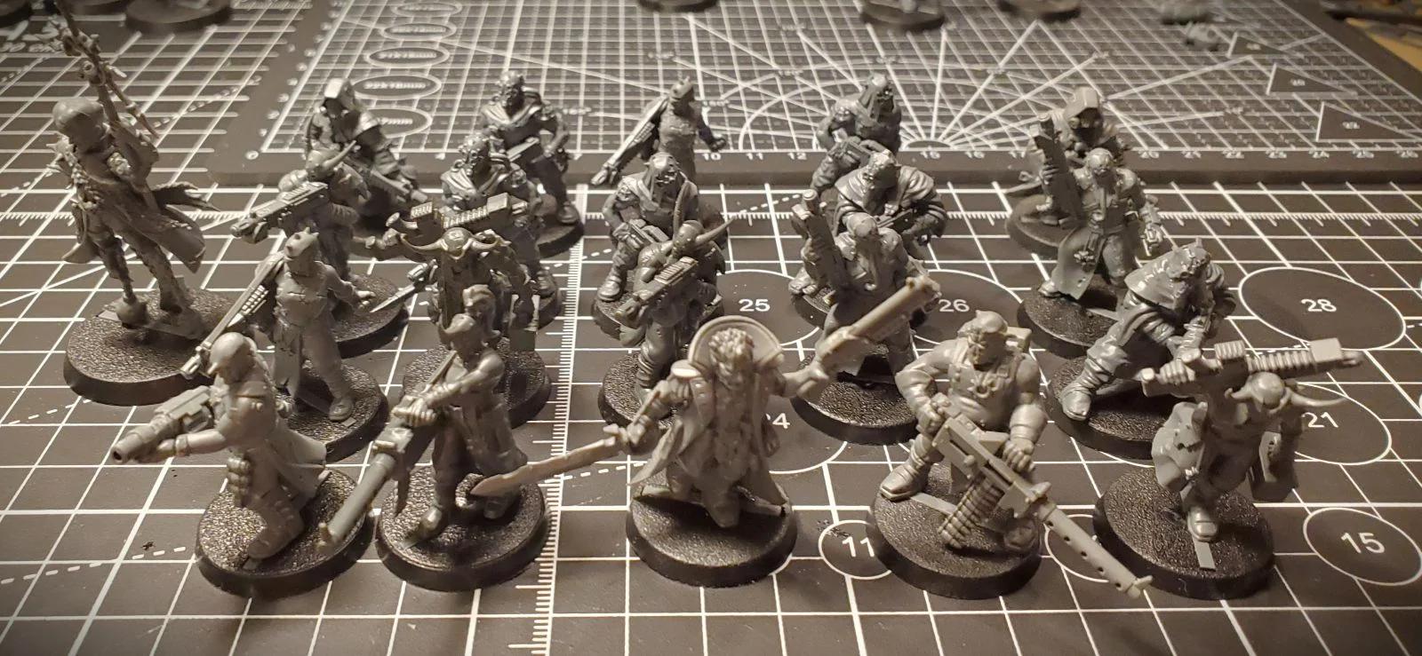 20er Kultistenmob mit Schusswaffen und Rogue Psyker.webp