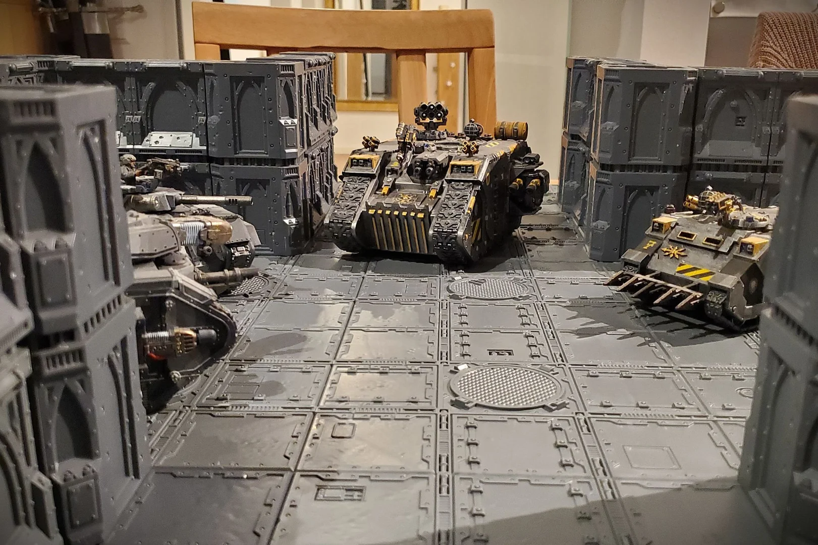 Landraider im Hive.webp