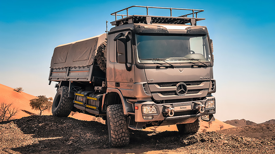 mercedes-benz-offroad-trucks-in-the-desert-940-03.jpg