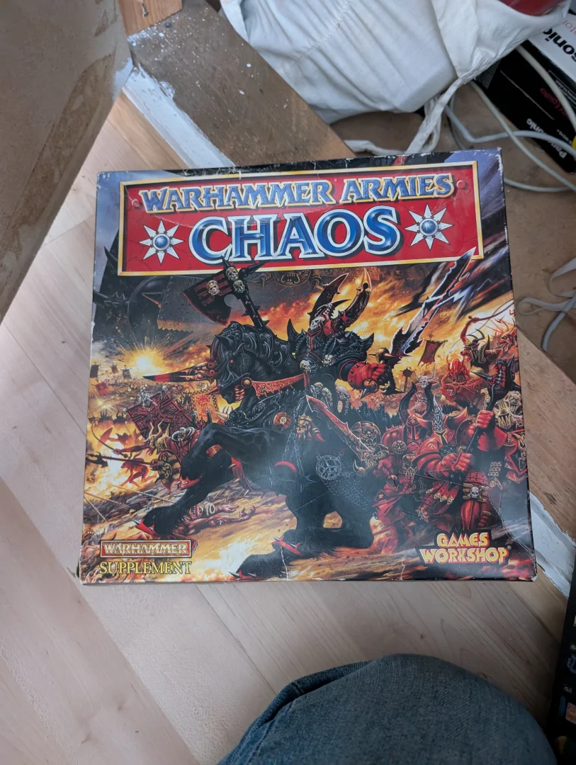 PXL_20251020_124145927_alte_warhammer_armies_chaos_supplement_box.webp
