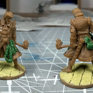 Mensch Barde & Ork Druide_modelliert_schleuder und säckchen.jpg