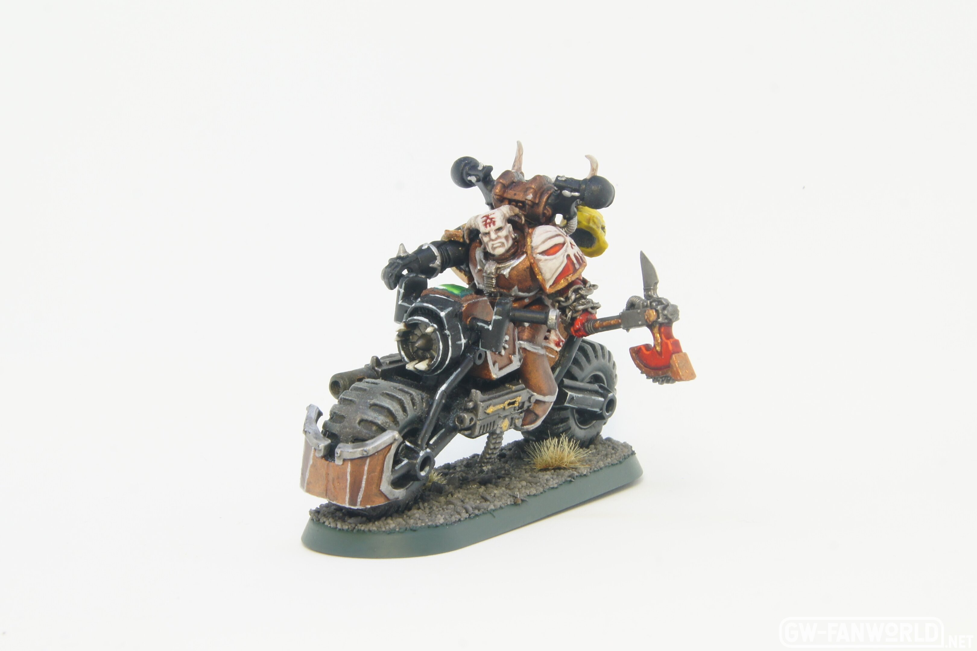 chaos-space-marine-khorne-biker_46572746321_o.jpg