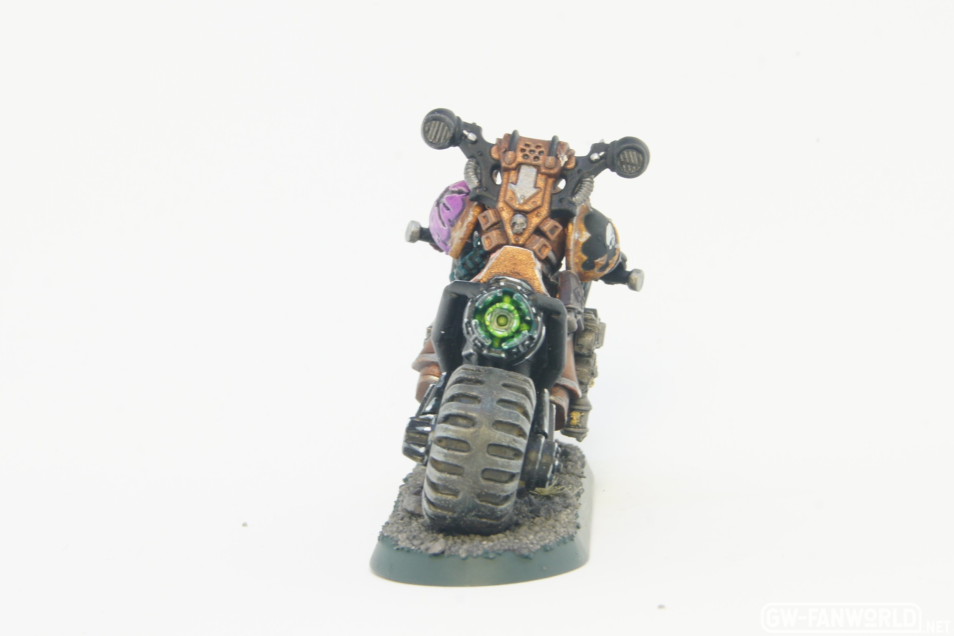 chaos-space-marine-slaanesh-biker_32699036128_o.jpg