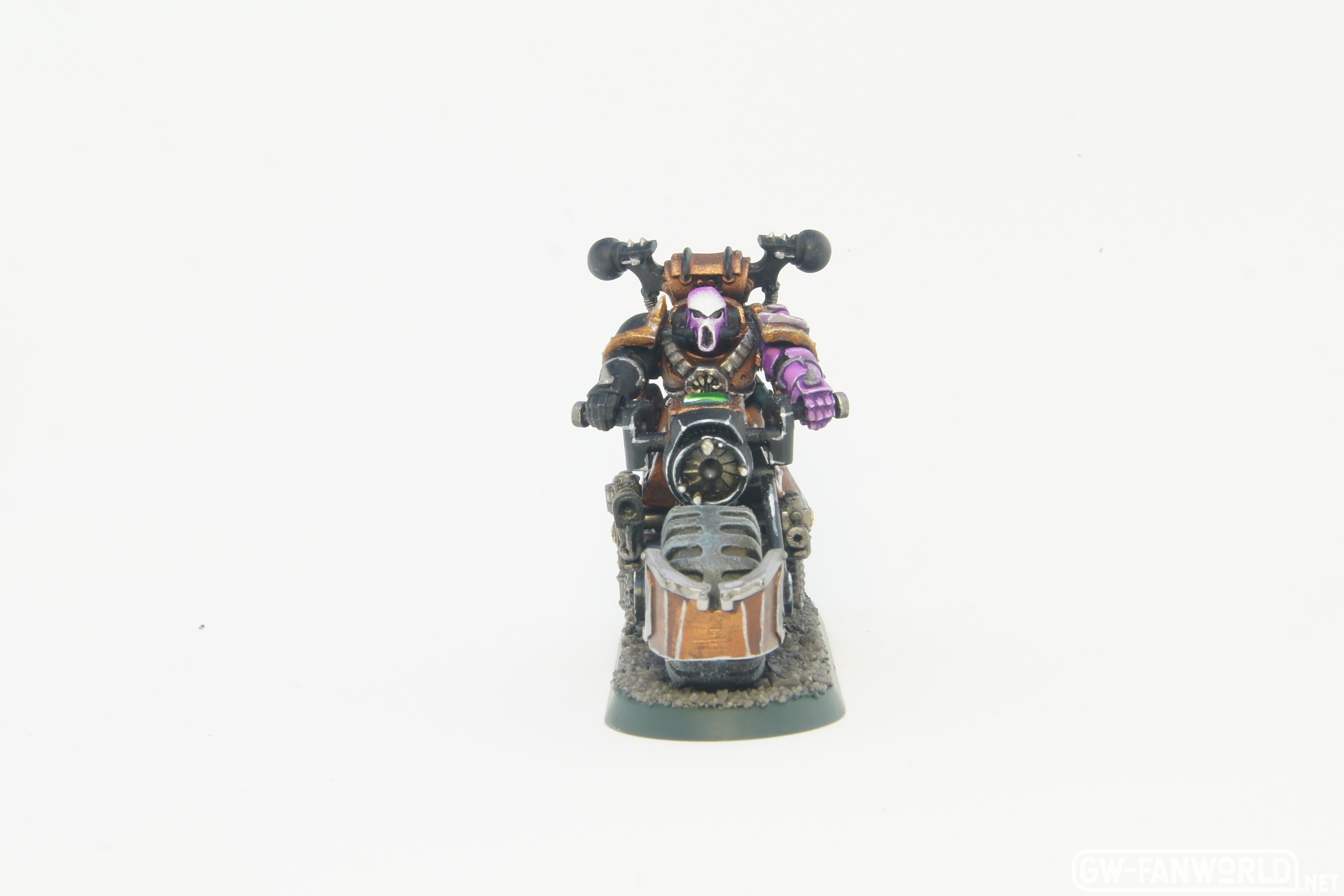 chaos-space-marine-slaanesh-biker_44754788710_o.jpg