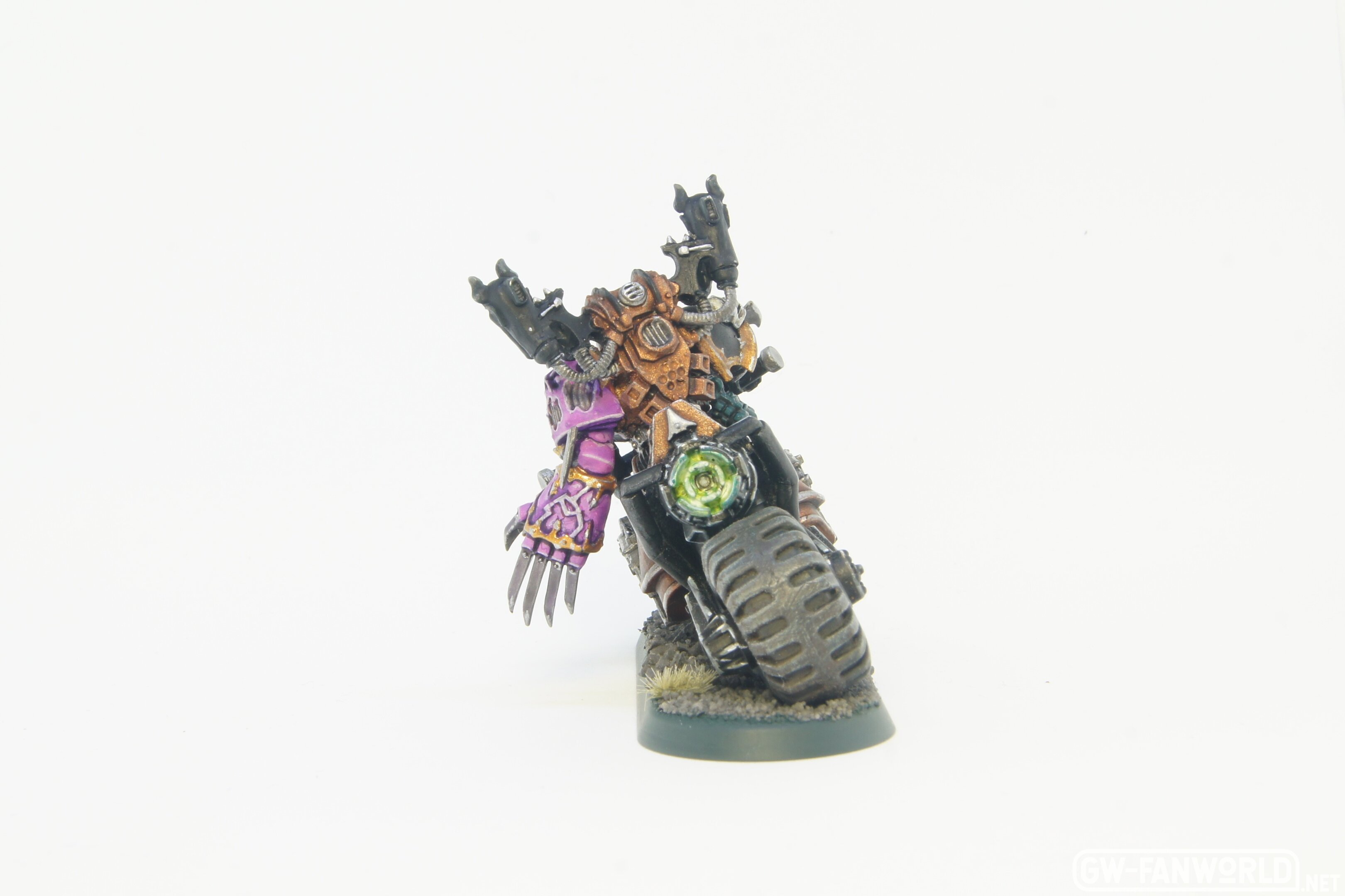 chaos-space-marine-slaanesh-biker_45658539005_o.jpg