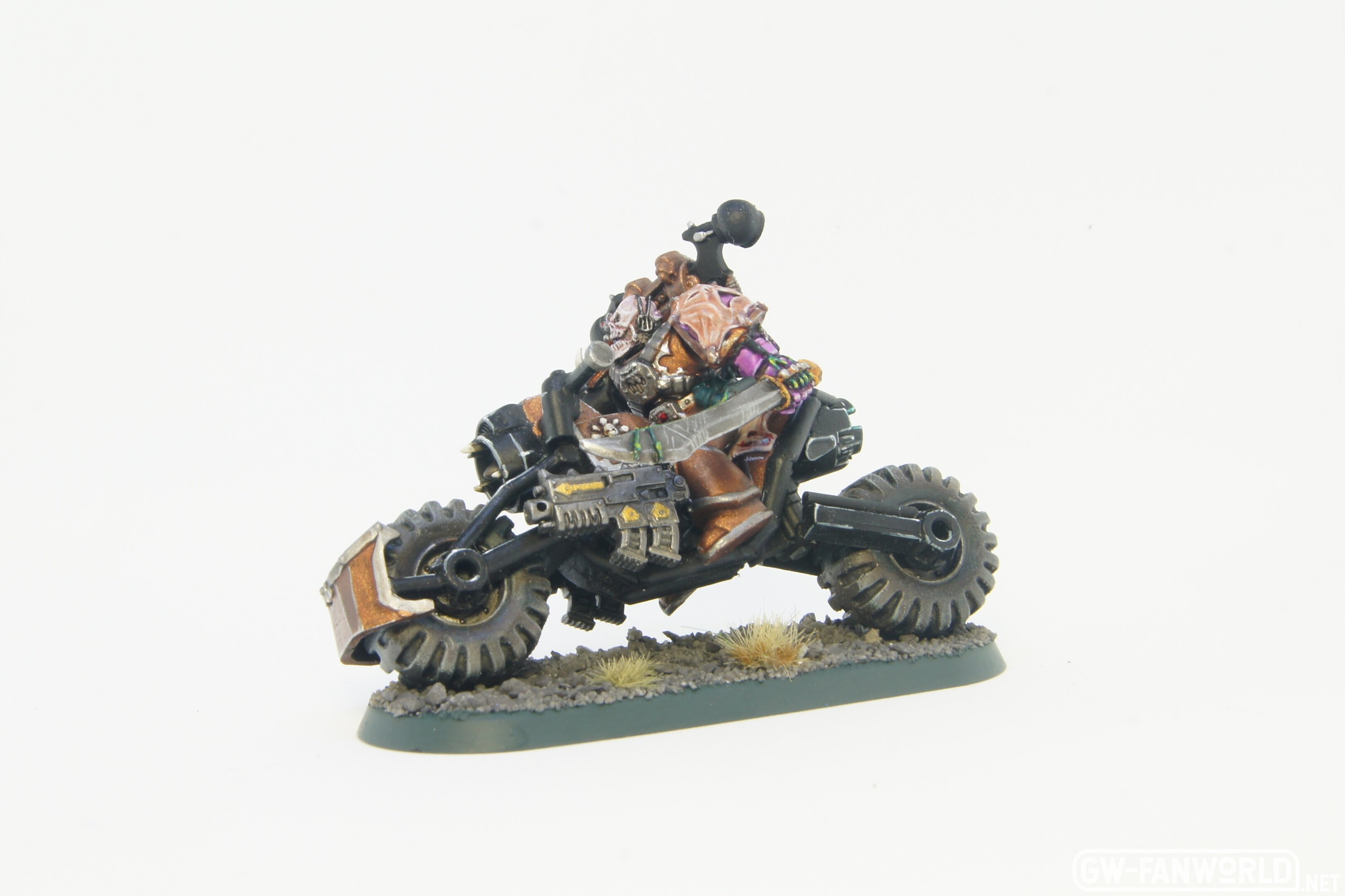 chaos-space-marine-slaanesh-biker_45658544005_o.jpg