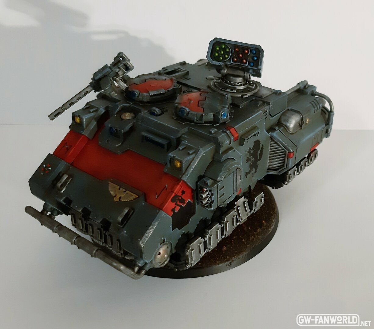 Impulsor der Space Marines in den Farben der Space Wolves
