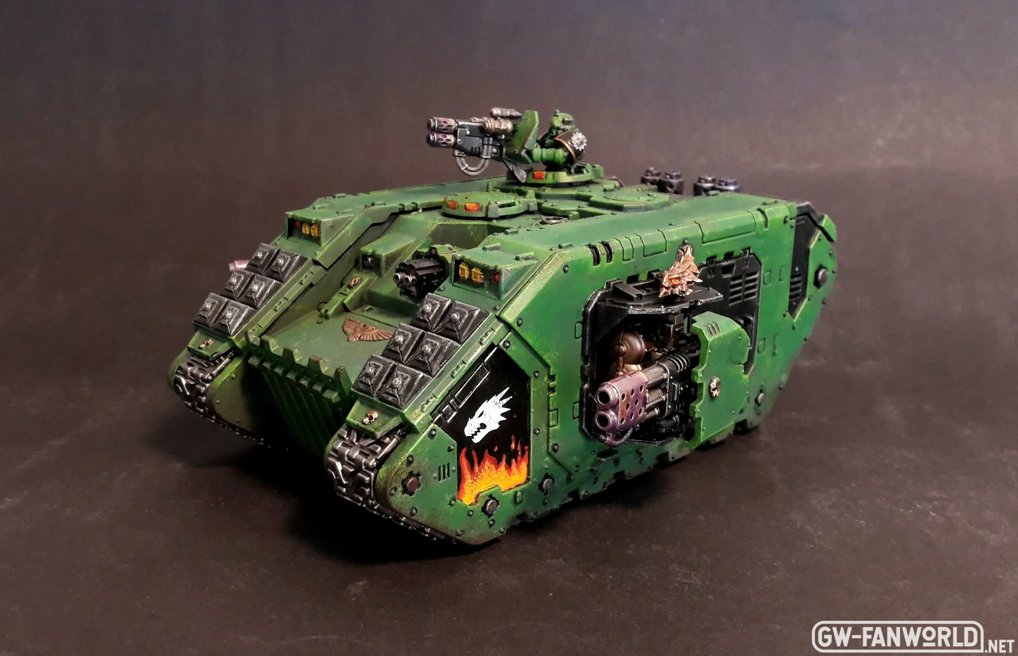 Landraider Redeemer der Salamanders