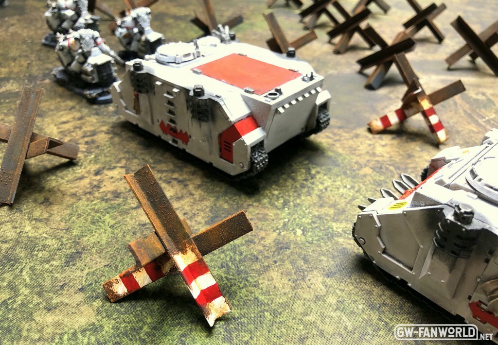 Panzersperre, gebaut aus Kunststoffprofilen